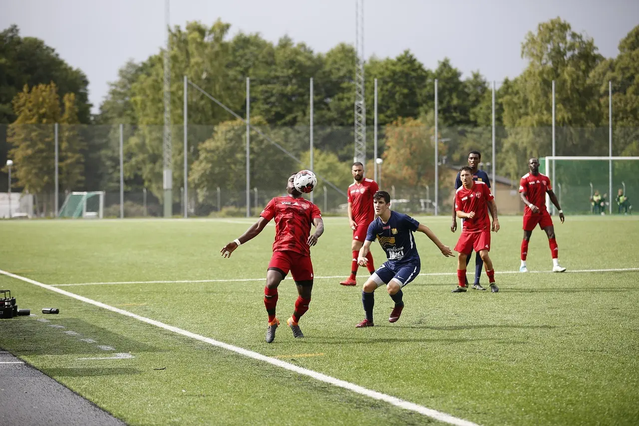 Fodboldspillere i kamp ved sidelinjen